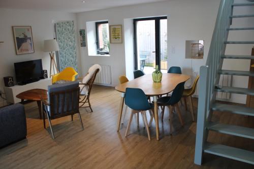 une salle à manger et un salon avec une table et des chaises dans l'établissement Ker Augustine Maison de pecheur 3 étoiles Clévacances, à Lancieux