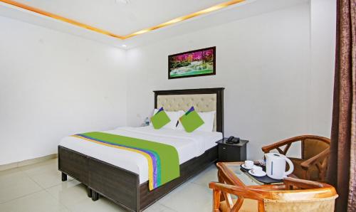 Giường trong phòng chung tại Hotel Royal Empirre Near PEC-PGI-PU Chandigarh