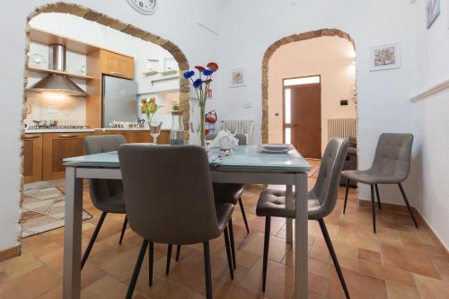 a kitchen and dining room with a table and chairs at Casa vacanze Claudio e Maria Grazia in Parabita