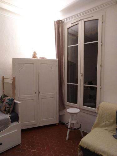 un salon avec un canapé et une fenêtre dans l'établissement Studio l'Olivette T1, à Avignon