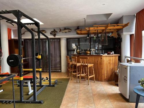 Lounge nebo bar v ubytování Rustic Retreat