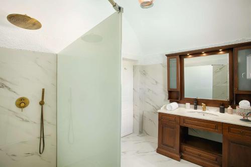 Phòng tắm tại ArmonOia Suites