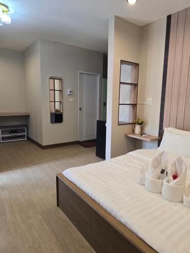 a large bedroom with a large bed with white sheets at Victory place 2 (Golden Mount) in Bangkok