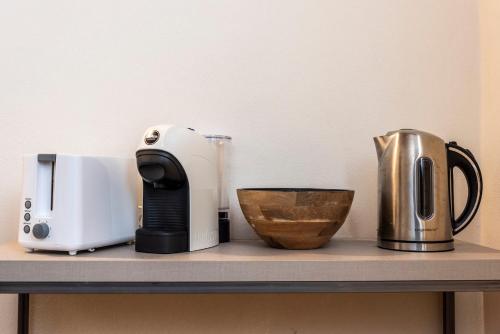 a shelf with a toaster and a cup on it at Suite Deluxe in Palazzo Storico - Centro Sassari - Appartamento Porto Vecchio in Sassari