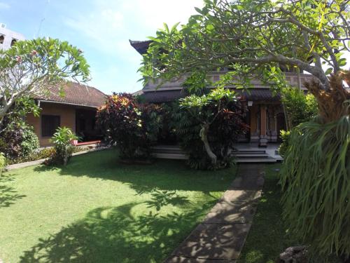 Jardín al aire libre en Sunarta House Homestay