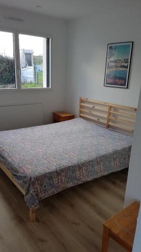 une chambre avec un lit dans une pièce dans l'établissement Maison neuve 400 m des plus belles plages, à Loctudy