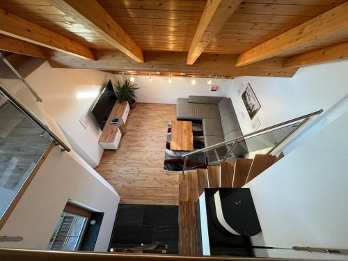 uma escada em uma casa com uma caixa de escada em Wohnung in den Bergen em Stall