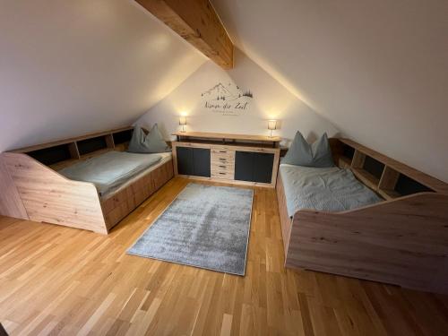 um quarto com 2 camas e uma secretária em Wohnung in den Bergen em Stall