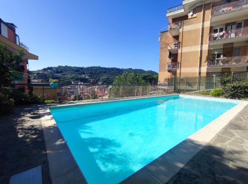 una piscina di fronte a un edificio di La casa Marina a Rapallo
