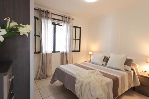 a bedroom with a bed and a window at Playa del Cura - Mar Paraiso in Playa del Cura
