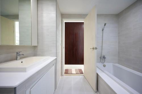 Ένα μπάνιο στο Homely 2 BRs Apartment Nimman