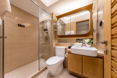a bathroom with a toilet and a sink and a shower at Pazhou Exhibition in Guangzhou