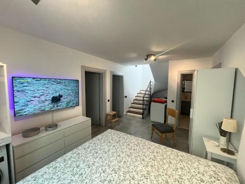 Elegant Villa Private Pool & Stunning Viewsにあるテレビまたはエンターテインメントセンター