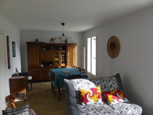 un salon avec un canapé et une table dans l'établissement Maison en bord de Rance, à Taden