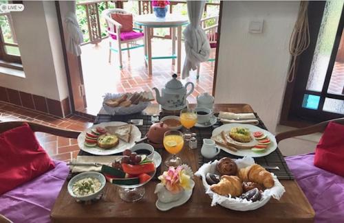een tafel met daarop borden met eten bij Son & Roberto in Karangasem