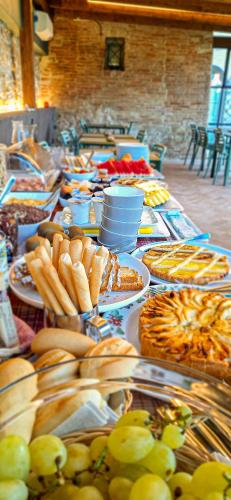 un tavolo pieno di tanti tipi diversi di cibo di Anna Boccali Resort a Corciano