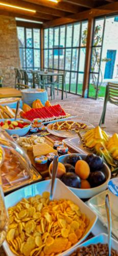 un tavolo con molti piatti di cibo sopra di Anna Boccali Resort a Corciano