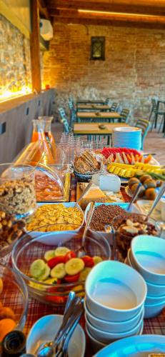 un buffet con molti tipi diversi di cibo su un tavolo di Anna Boccali Resort a Corciano