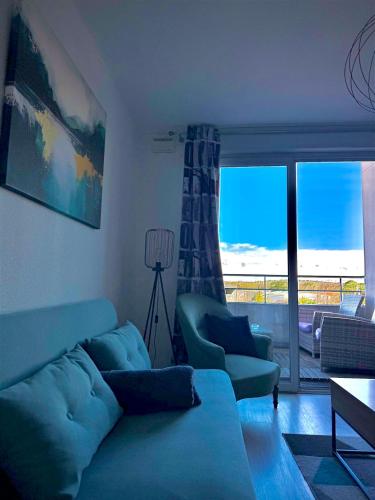 un salon avec un canapé, des chaises et une fenêtre dans l'établissement Proche Centre Gare Cosy Superbe Terrasse prkg & wifi, à Toulouse