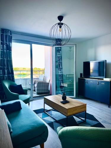 un salon avec un canapé et une table basse dans l'établissement Proche Centre Gare Cosy Superbe Terrasse prkg & wifi, à Toulouse