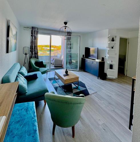 un salon avec un canapé et une table dans l'établissement Proche Centre Gare Cosy Superbe Terrasse prkg & wifi, à Toulouse