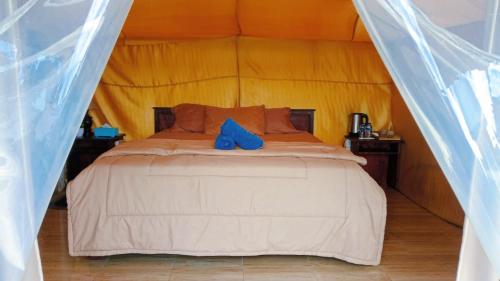 Ένα ή περισσότερα κρεβάτια σε δωμάτιο στο Surya Camp Buahan