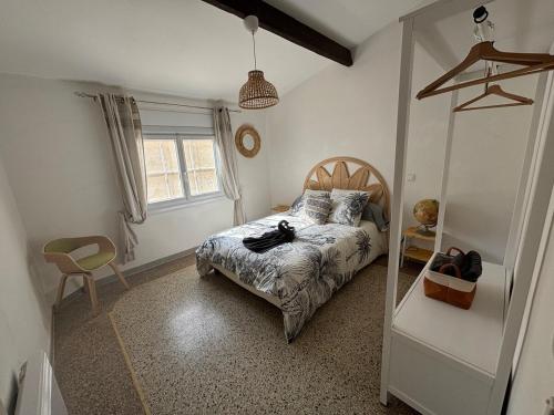 une chambre avec un lit et une fenêtre dans l'établissement Au cœur Maussanais, à Maussane-les-Alpilles