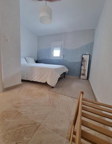 Ένα ή περισσότερα κρεβάτια σε δωμάτιο στο Roni's Place