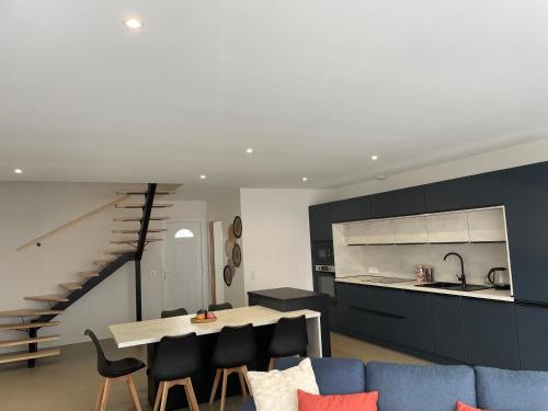 une cuisine et un salon avec une table et des chaises dans l'établissement Les jumelles, à Saint-Gaudens