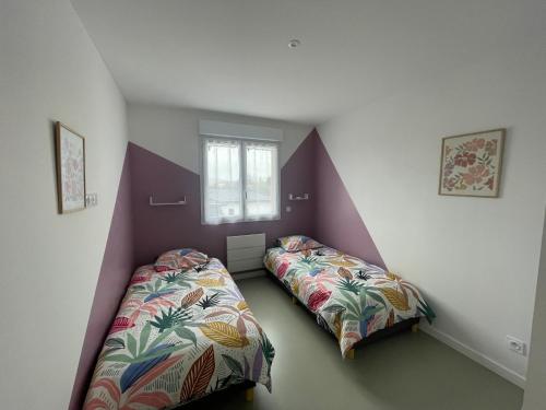 a bedroom with two beds and a window at Les jumelles in Saint-Gaudens