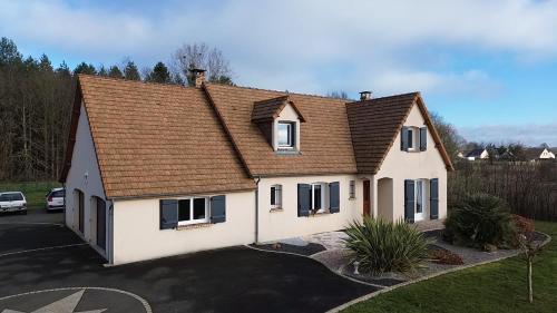 a white house with a brown roof at Le Repaire des Bolides - 24H du Mans - 6p - Wi-Fi in Beaufay