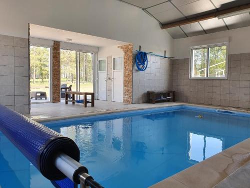 une grande piscine avec de l'eau bleue dans l'établissement Domaine idyllique Phamily House, à Senonches