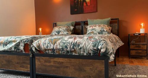 - une chambre avec un lit doté d'un cadre en bois dans l'établissement Vakantiehuis Emma Monflanquin, à Monflanquin