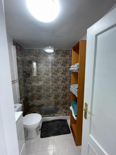 a bathroom with a toilet and a shower at Beiramar La Caleta Fuerteventura, Piscina y wifi Gratis junto al Atlántico in Parque Holandes