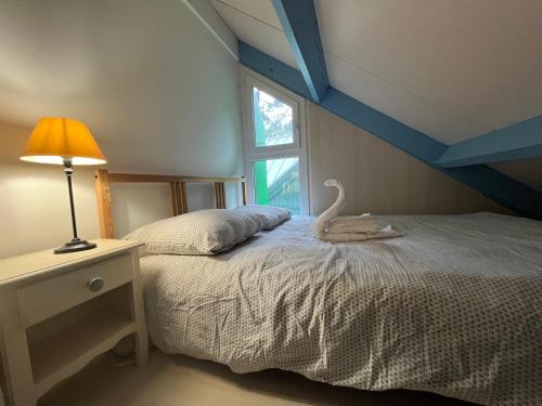 - une chambre dotée d'un lit avec un jouet de cygne dans l'établissement Séjour nature et détente dans la pinède, à Lège-Cap-Ferret