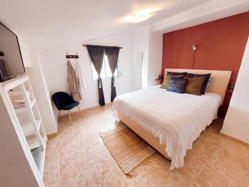 a bedroom with a large bed and a window at B&B Casa Josa in Ontinyent