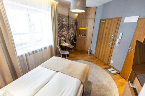 Postel nebo postele na pokoji v ubytování K4 APARTHOTEL KRAKÓW