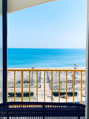 Elle comprend un balcon offrant une vue sur la plage et l'océan. dans l'établissement Bella vista ,accès direct plage, front de mer, vue mer panoramique, au Barcarès