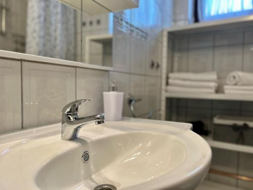 Bilik mandi di Apartment & Room Monika