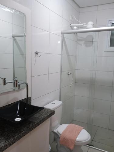 Bilik mandi di Apto6 com WI-FI e garagem e 100 a av Brasil