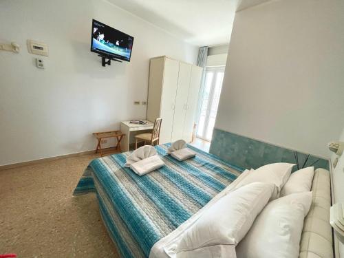Televisyen dan/atau pusat hiburan di Hotel Crystal - SPIAGGIA INCLUSA con pacchetti personalizzati