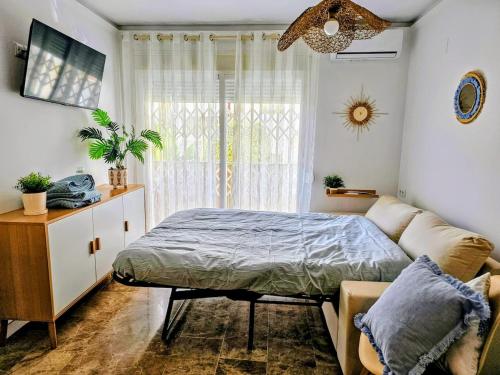 Loft on the beach and a few steps from downtown客房内的一张或多张床位