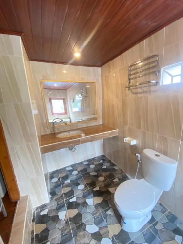 a bathroom with a toilet and a sink at Sri Sedana Homestay in Sidemen