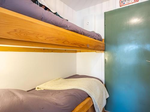 une petite pièce avec deux lits superposés dans l'établissement Charmant studio jardin bord de mer Carnac-Plage, à Carnac