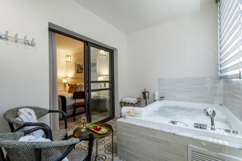 Koupelna v ubytování Edmond Luxury Hotel & Spa מלון ספא אדמונד ראש פינה