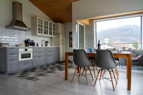 Kuchyň nebo kuchyňský kout v ubytování StudioLoftMountains