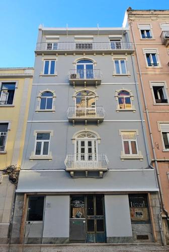 Un edificio alto con balcones a los lados. en A Better Place by Lisbon II, en Lisboa