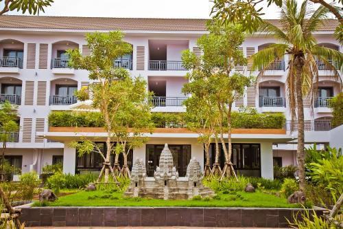 Κήπος έξω από το Damrei Angkor Hotel