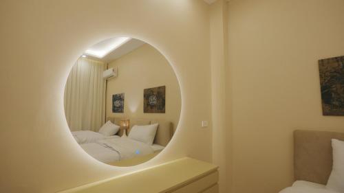 1 dormitorio con 1 cama en un espejo redondo en Nile Luxury Appartment, en El Cairo