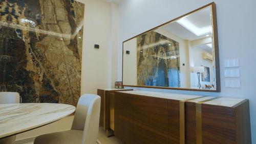 baño con espejo grande en un tocador de madera en Nile Luxury Appartment, en El Cairo